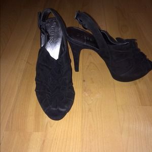 Guess peep toe pump