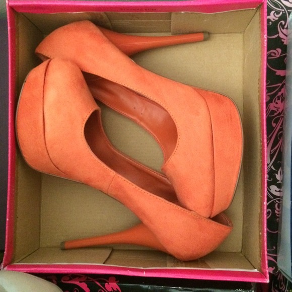 Qupid Shoes - Orange heels size 10 new