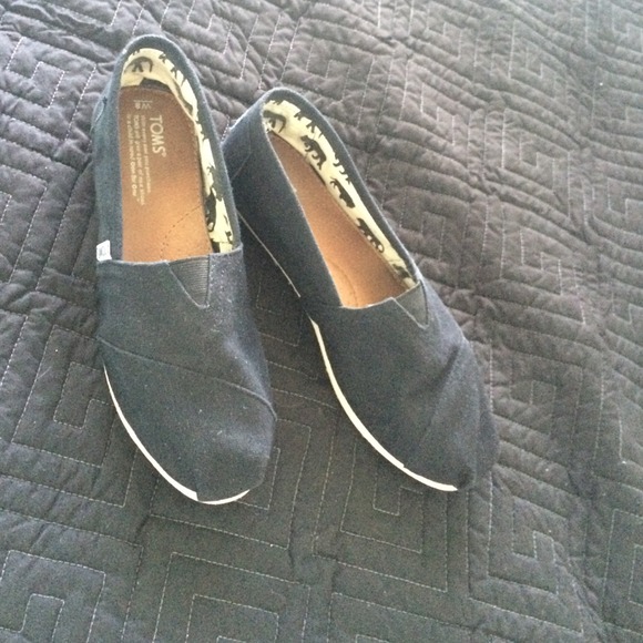 black TOMS
