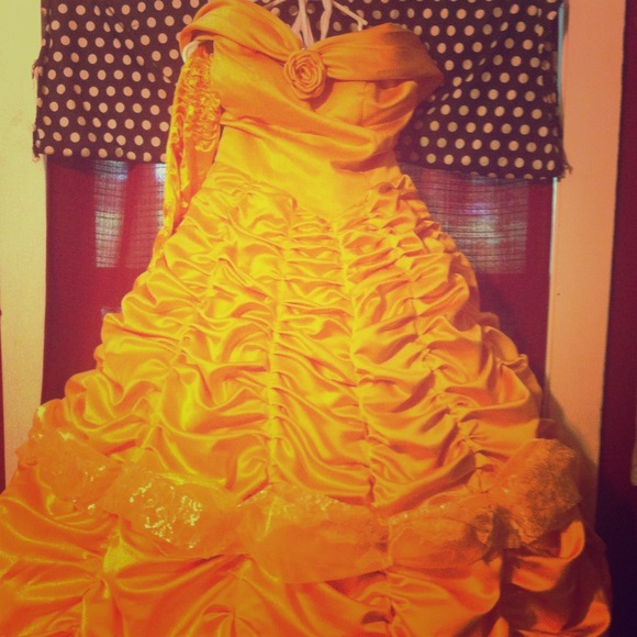 Belles gown never worn sz 7