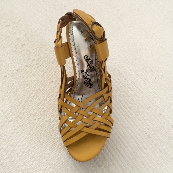 Naughty Monkey wedges size 8 1/2 - Picture 2 of 4