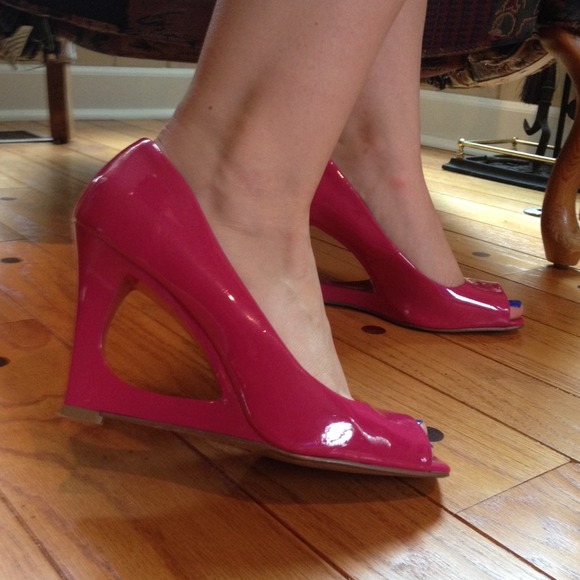 Square toe pump