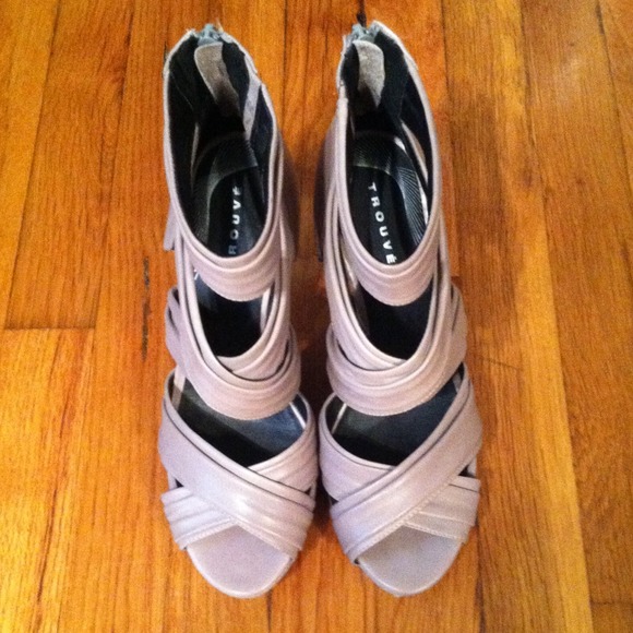 Trendy Dove Gray Leather Gladiator Wrap Wedges - Picture 4 of 4