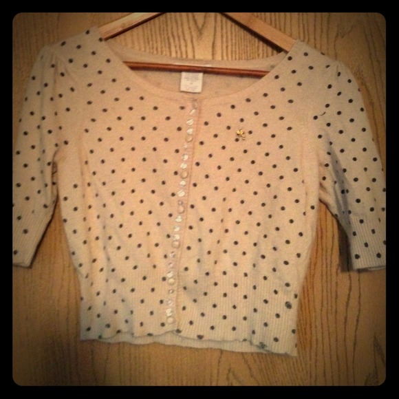 Adorable pin-up crop top cardigan. Cream