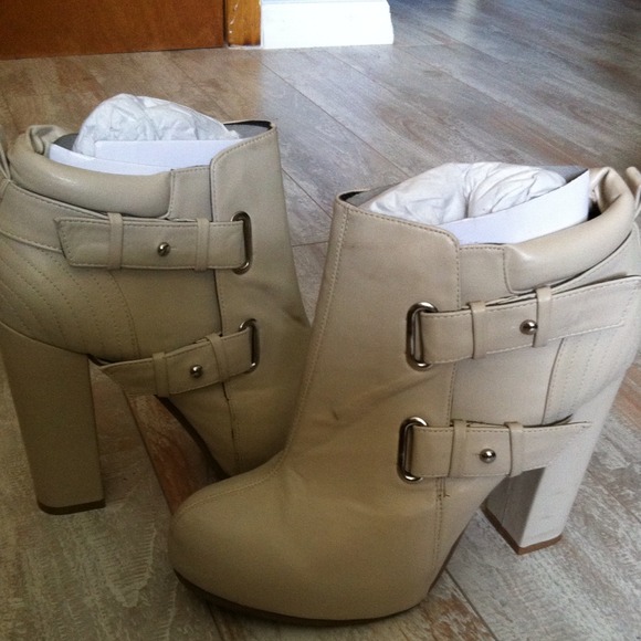 Asos off white ankle boots sz 10