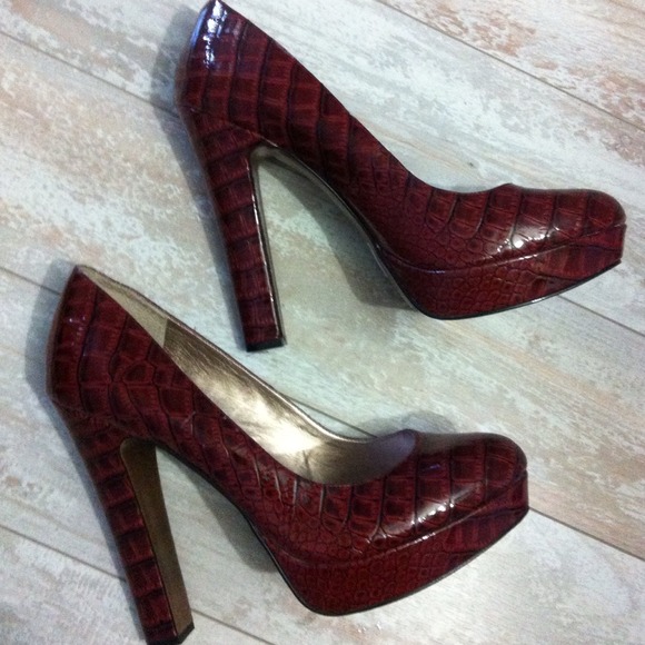 BCBG generation new platform burgundy pumps sz 10