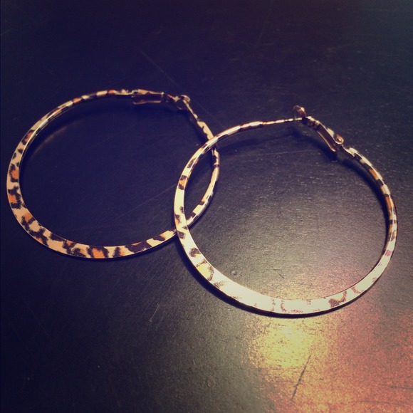 💎 Cheetah Print Hoop Earrings 💎