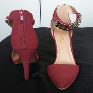 Red Pointed Toe Heel Pumps w/ Gold Chain
