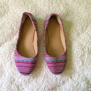 Super cute tribal flats