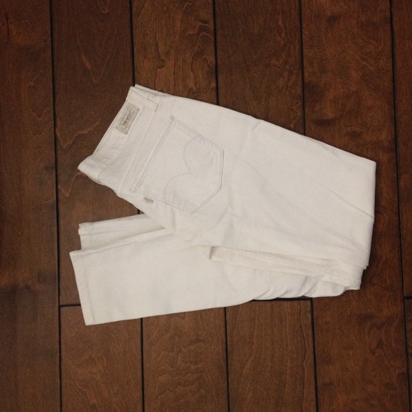 White Levi Skinny jeans