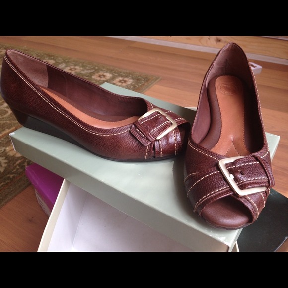 Natura brown leather peep toe wedge sandals