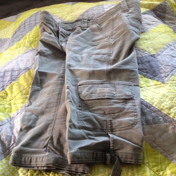 Green/khaki cargo Capri with distressing