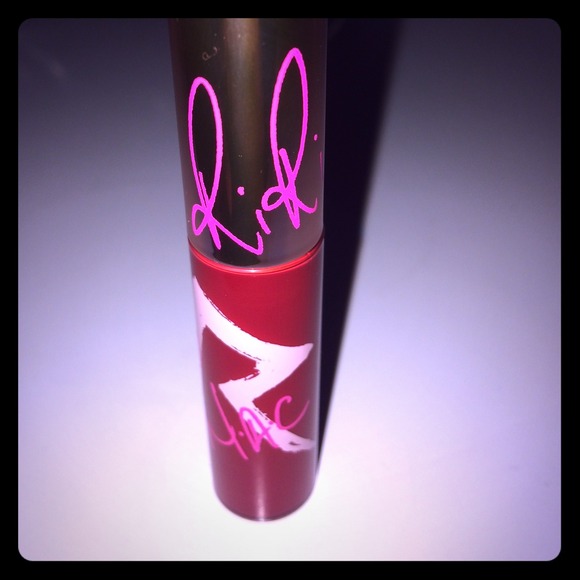 Mac riri collection lipglass in riri woo