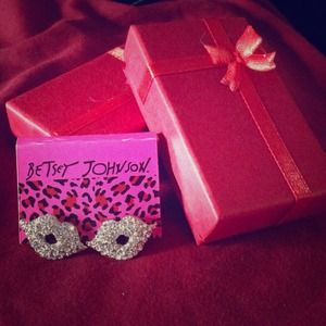 Betsey Johnson lips earring