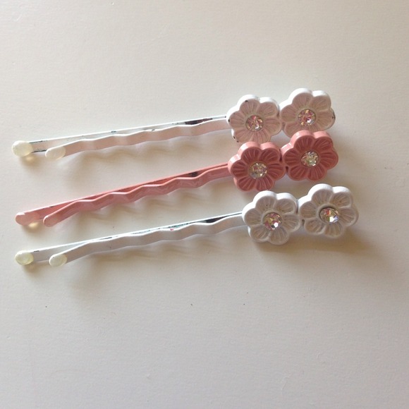 Set of three bobby pins
