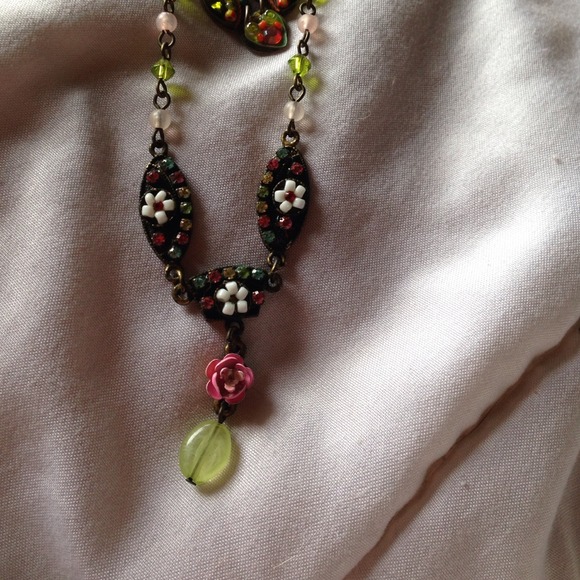 Beautiful. & unique necklace🌹