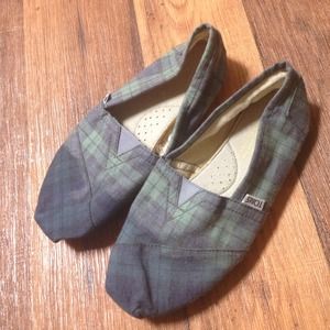 Vegan plaid TOMS