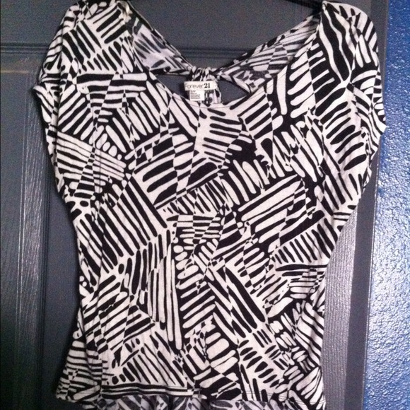 Abstract Black and White Top.✨