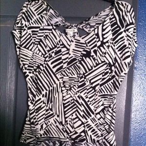 Abstract Black and White Top.✨