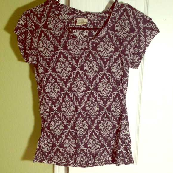 Black and white design v-neck