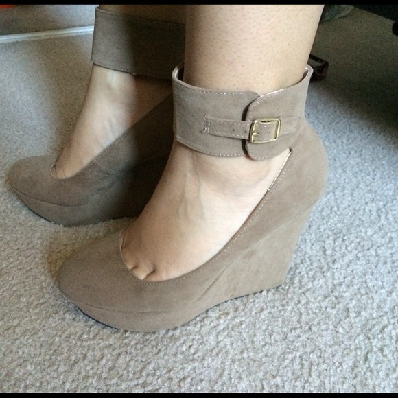 Shoes - Tan wedge heels