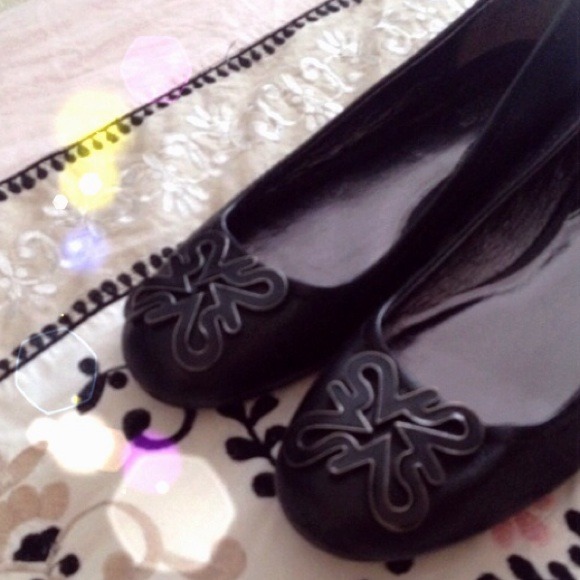 Vera Wang Black Flats