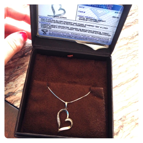 Amazing diamond heart necklace w authenticity card - Picture 1 of 4