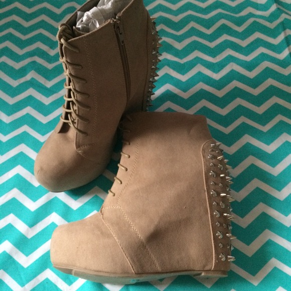 NWT Spiked Taupe Boots