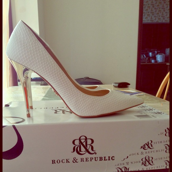 White Heel w/ Metallic Accent (NWOT)