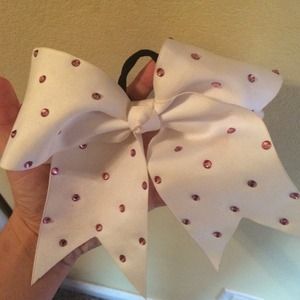 A white with pink rinestone bow😊