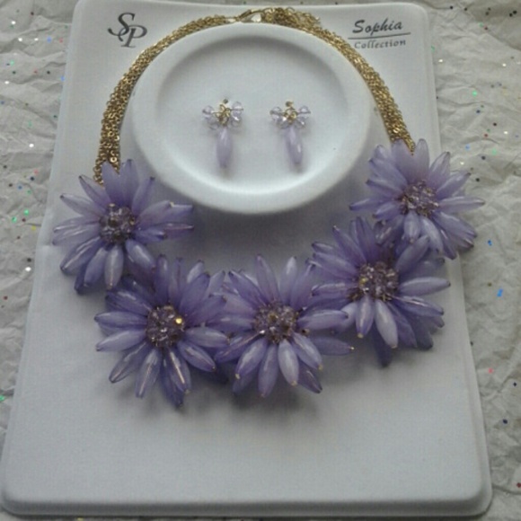 Beautifull lavender vintage flower necklace set.