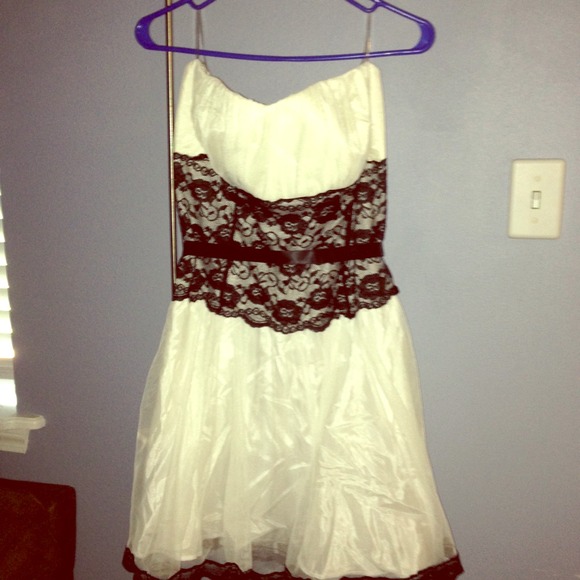 NWOT Mystic brand strapless cocktail dress