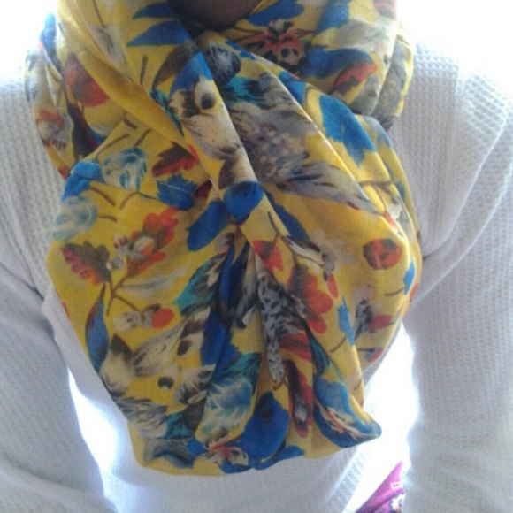 Brillant autumn colors on this scarf.