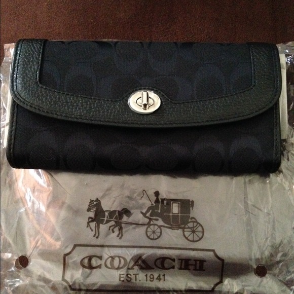 COACH✨✨💯 Authentic Signature Wallet