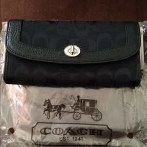 COACH✨✨💯 Authentic Signature Wallet