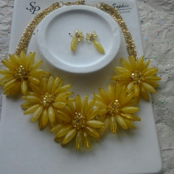 Sunshine yellow vintage necklace.