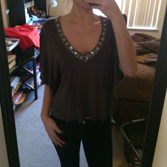 โฌ๏ธ๏ธFINAL PRICEโฌ๏ธGray Flowy Tee with Gem Neckline - Picture 4 of 4