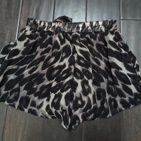 LF inspired leopard soft flowy shorts - Picture 2 of 3
