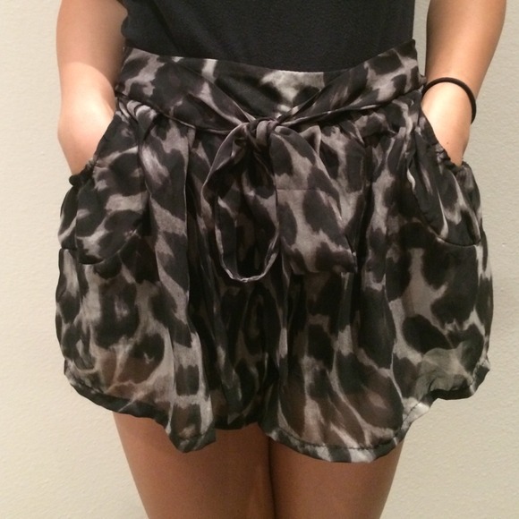 LF inspired leopard soft flowy shorts - Picture 3 of 3