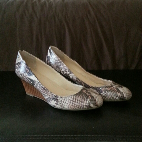 🚫SOLD🚫Snake Print Wooden Heeled Wedges - Picture 1 of 1