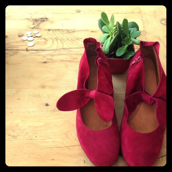 Charming gentle souls platform pumps