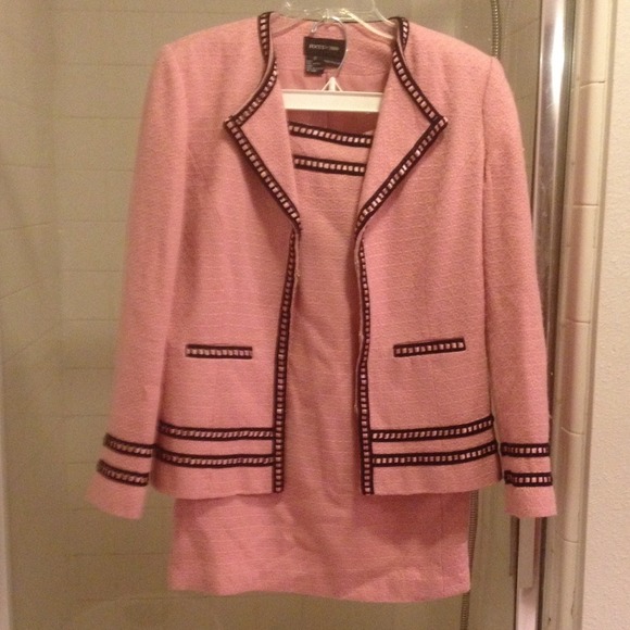 Skirt suit