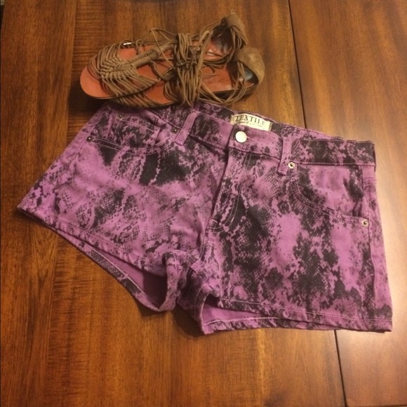 Elizabeth and James Textile Shorts 💋💋