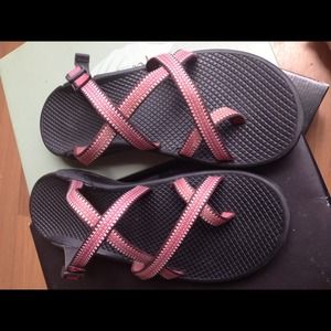 Chaco Zong sandals pink & black size 8
