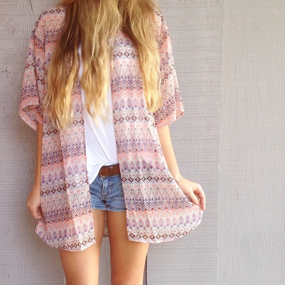 Tops - 🔶 New listing 🔶 Pink patterned kimono