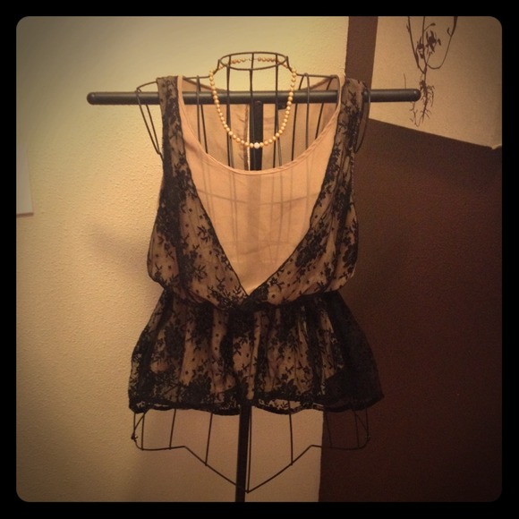 Tops - 🌹REDUCED🌹Beautiful hi-lo Lace top