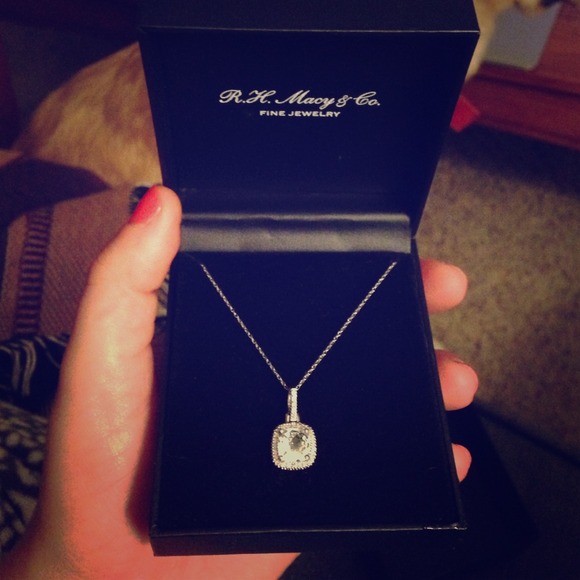 Aquamarine gem(middle), 1/3 ct. Diamonds.