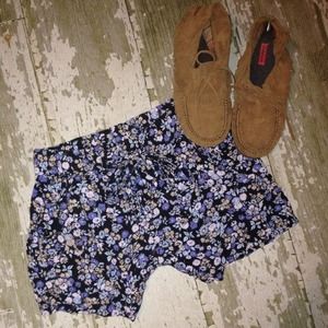 FOREVER 21 FLORAL PRINT SHORTS BOTTOMS TIE MEDIU