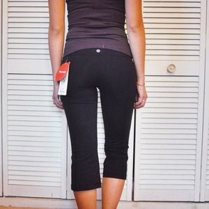 Lululemon Black Groove Crop