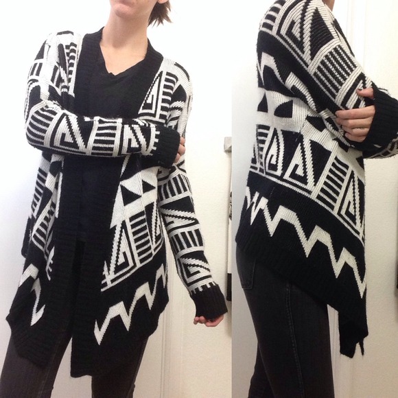 🚫SOLD🚫 Tribal Print High-Low Sweater - Picture 2 of 2